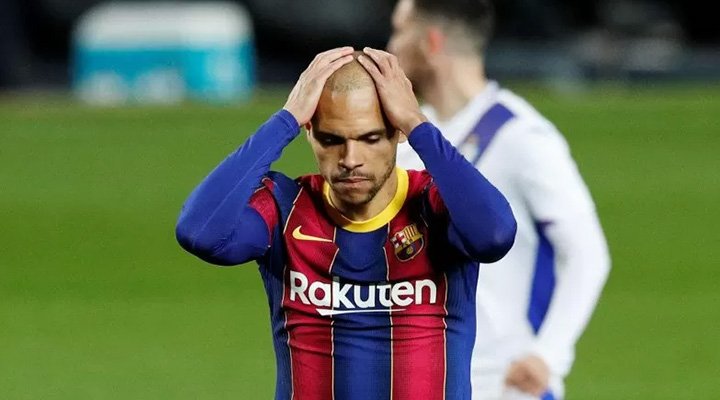 Pemain Barcelona Martin Braithwaite gagal melakukan eksekusi penalti di pertandingan La Liga melawan Eibar di Camp Nou, Barcelona