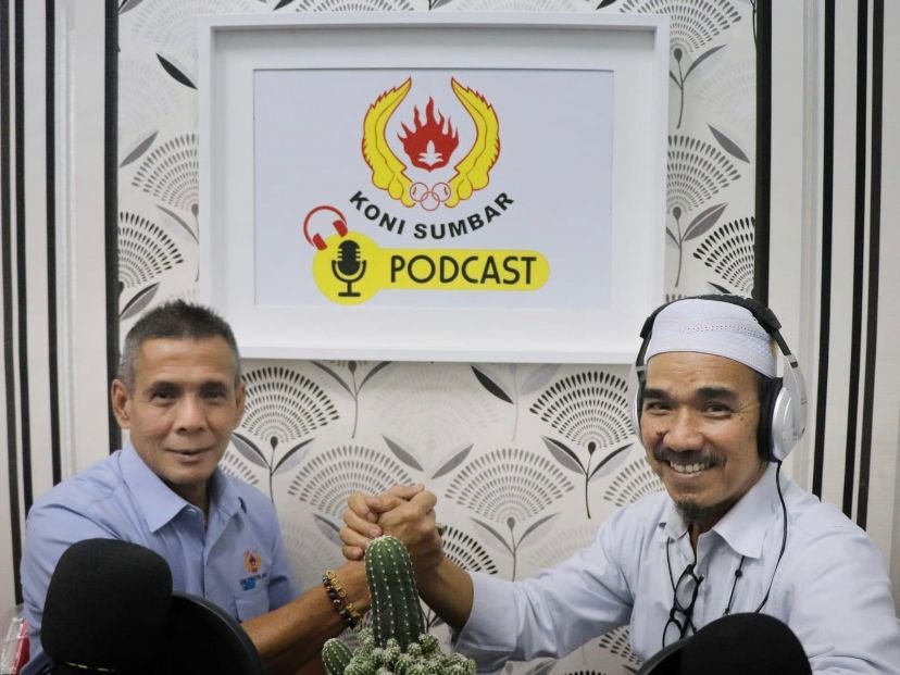 Ketua KONI Sumbar Agus Suardi dengan Ketua PWI Sumbar Herranof Firdaus