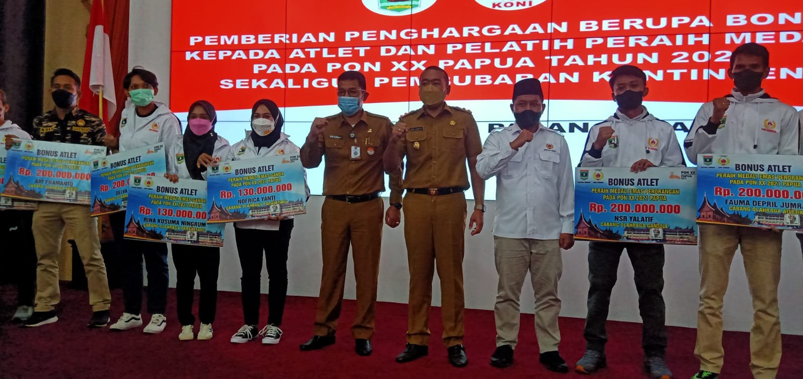 Atlet peraih medali PON Papua akhirnya meraih bonus uang dari Pemprov Sumbar