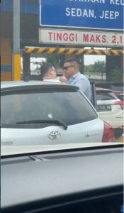 Ampun Bang Jago, Sopir Mitsubishi Pajero Sport Ngomel dan Pukul Pengemudi Toyota Yaris di Pintu Tol Tomang